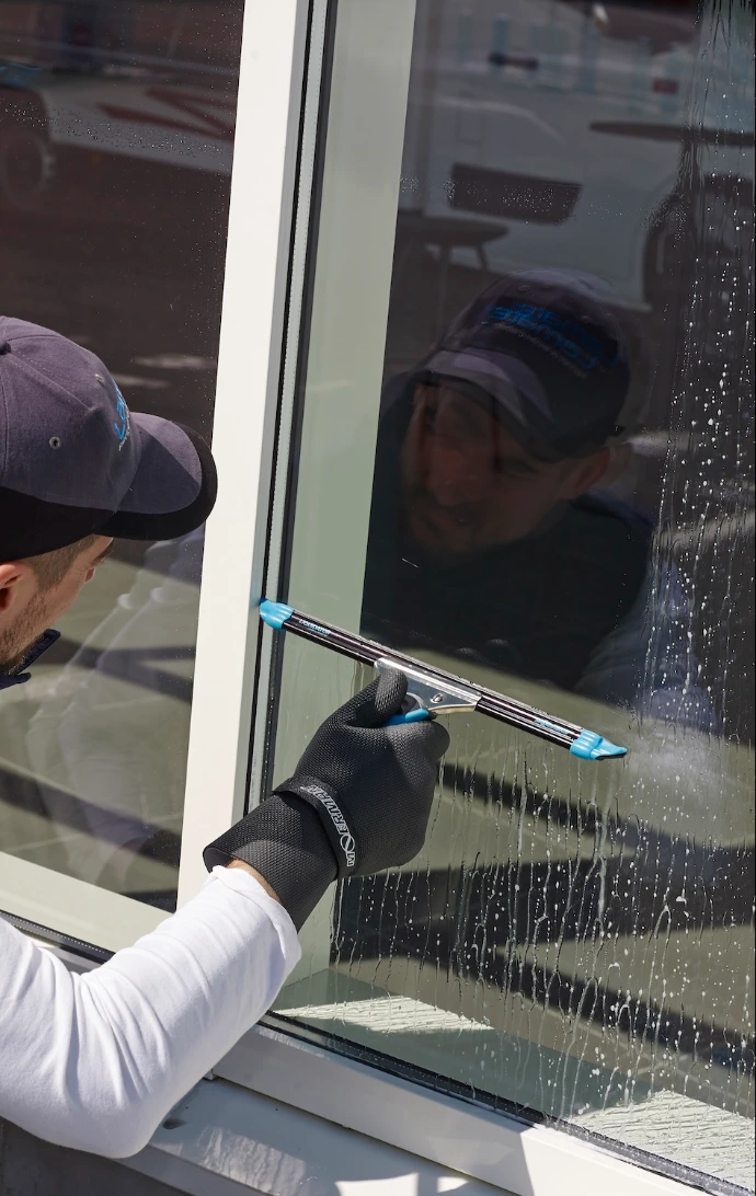 Laveur de vitres professionnel pour particuliers et entreprises